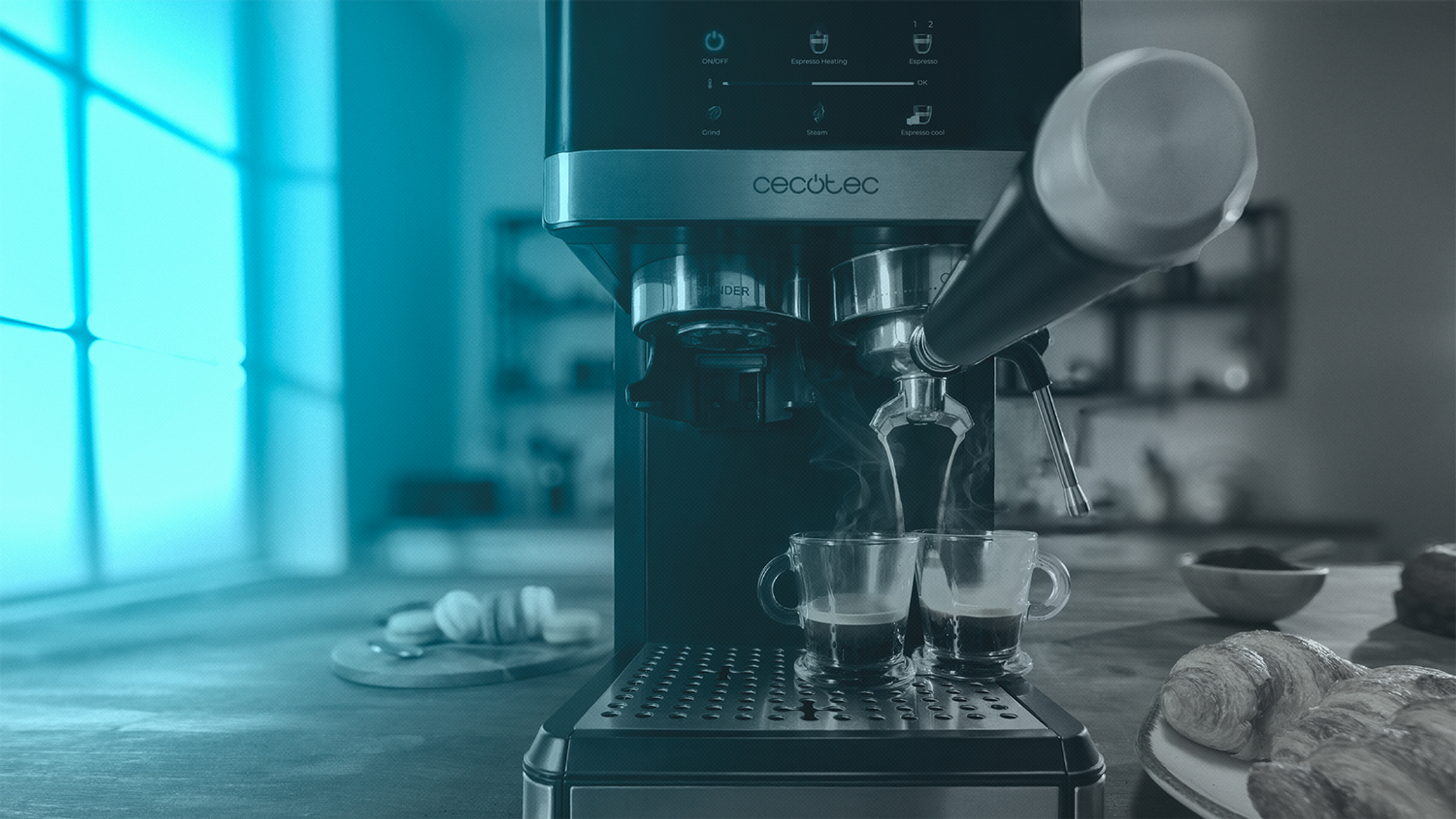Una máquina de espresso preparando café en dos tazas de vidrio. Croissants y un cuenco de granos de café son visibles.