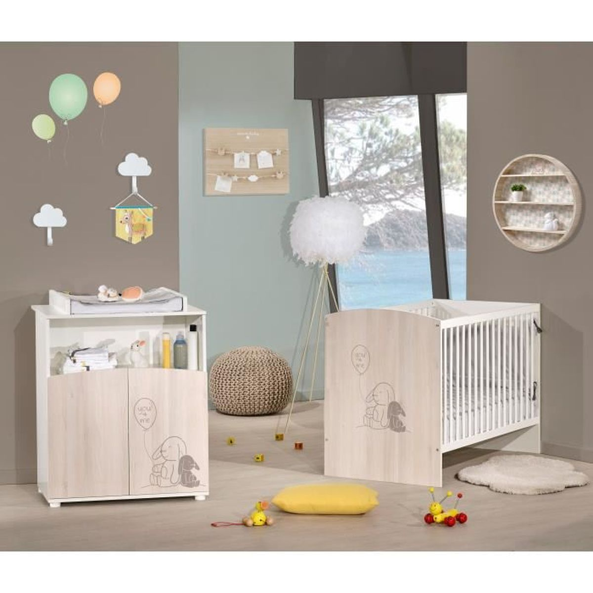 Ein Babyzimmer mit Kinderbett, Wickeltisch und Dekorationen. Ballons und Spielzeug liegen auf dem Boden, und ein Fenster blickt auf Wasser.