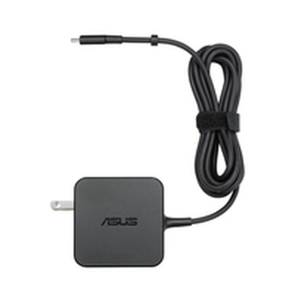 Cargador negro para portátil ASUS sobre fondo blanco. Tiene un enchufe, un bloque de carga rectangular y un cable enrollado.