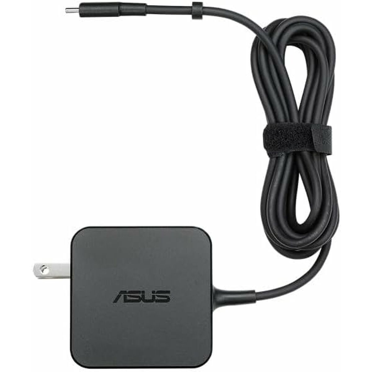 Un caricabatterie nero per laptop ASUS con cavo arrotolato e connettore USB-C su sfondo bianco.