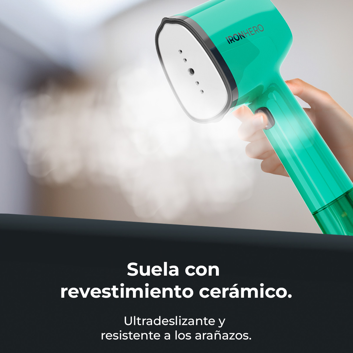 Un vaporizzatore IronHero verde e bianco è tenuto in mano. Esce vapore. Testo sulla suola in ceramica e sulla resistenza ai graffi sotto.