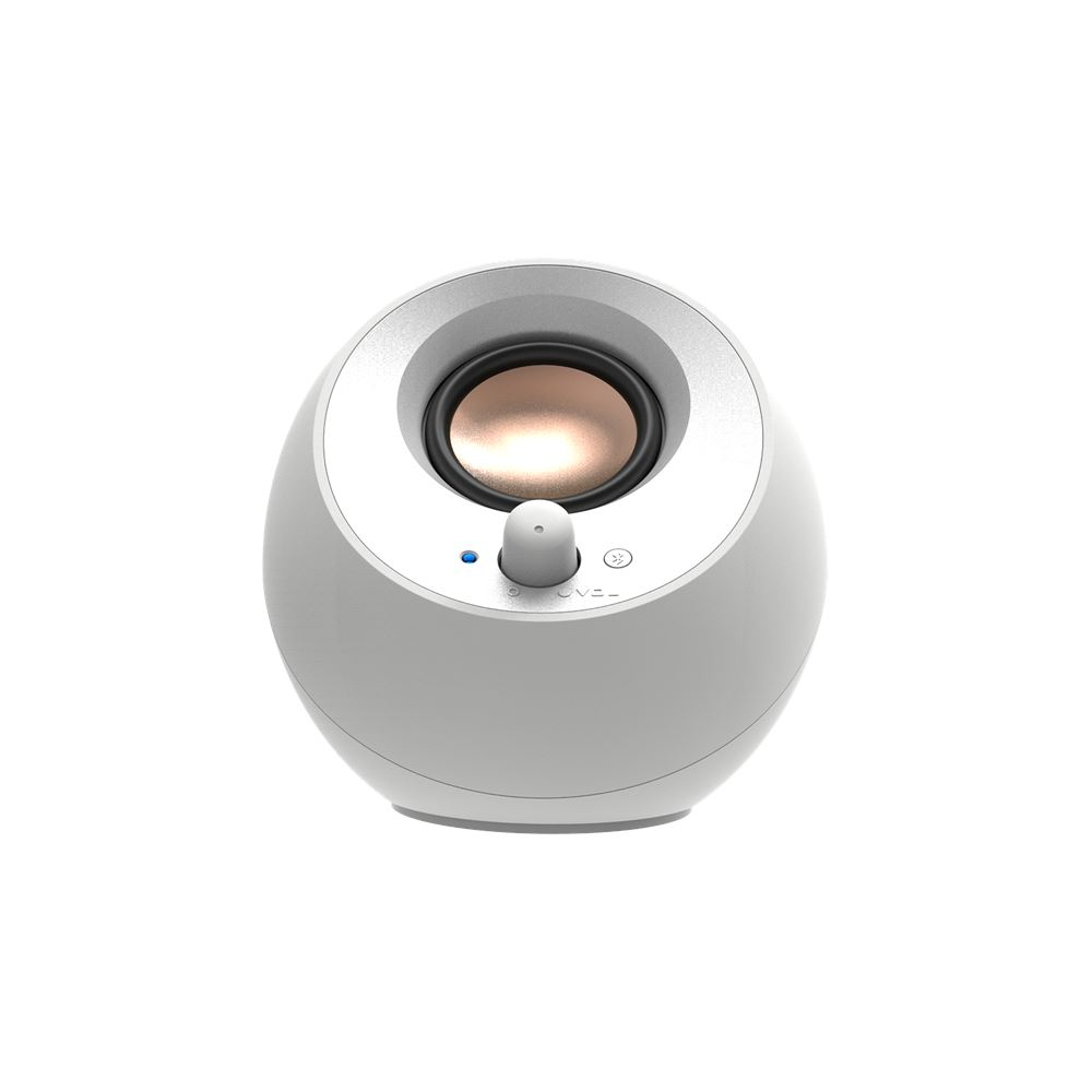 Biały, kulisty głośnik z miedzianym stożkiem. Posiada pokrętło głośności i niebieski wskaźnik zasilania. Odizolowany na białym tle.