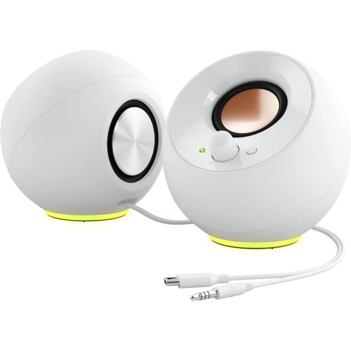 Due altoparlanti sferici bianchi con centro argentato e manopola del volume. Cavi con USB e jack audio sono collegati.