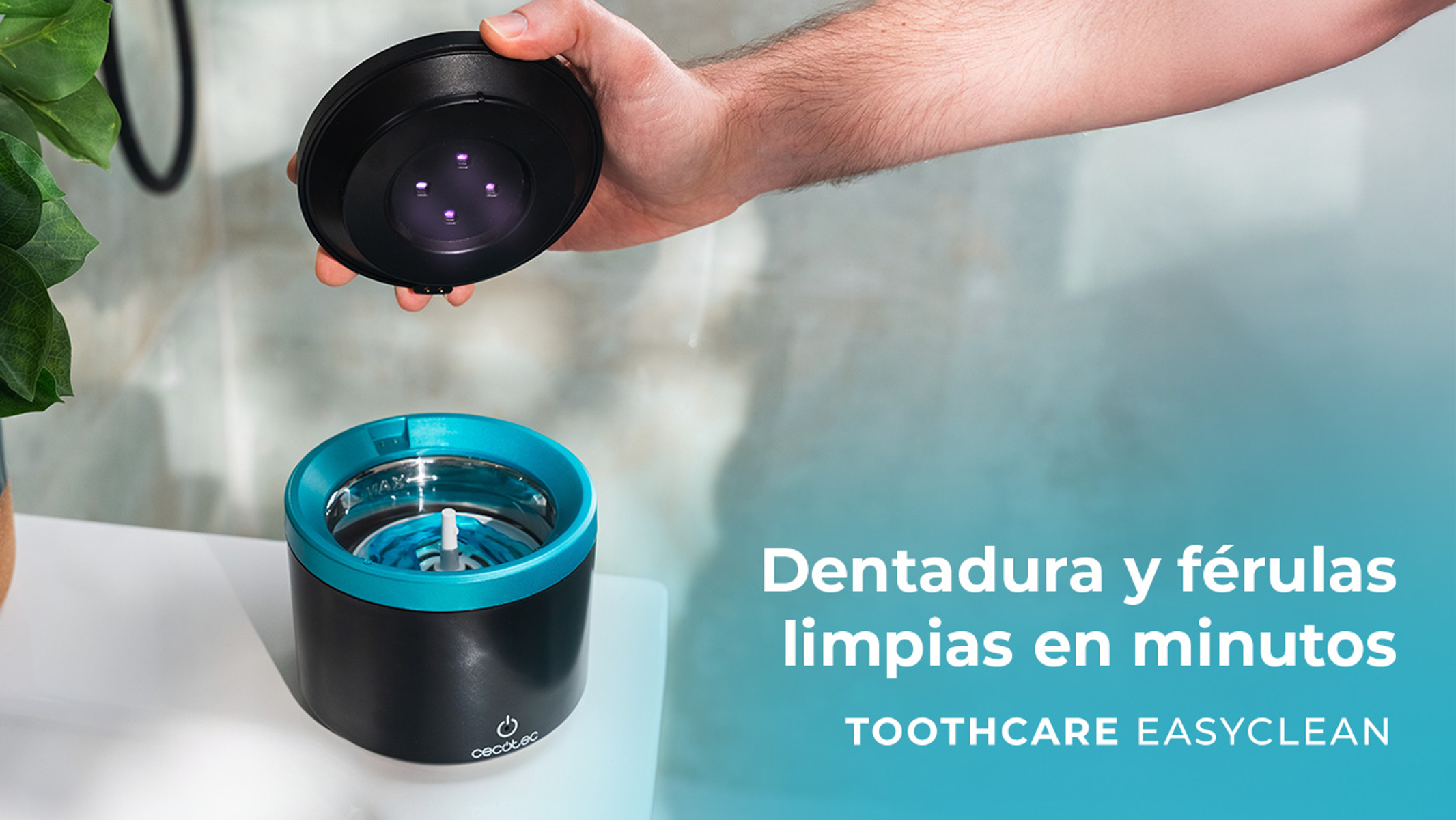 Una mano sostiene una tapa de esterilizador UV negra sobre un dispositivo de limpieza negro y turquesa. El texto dice: 'Limpie las dentaduras en minutos'.
