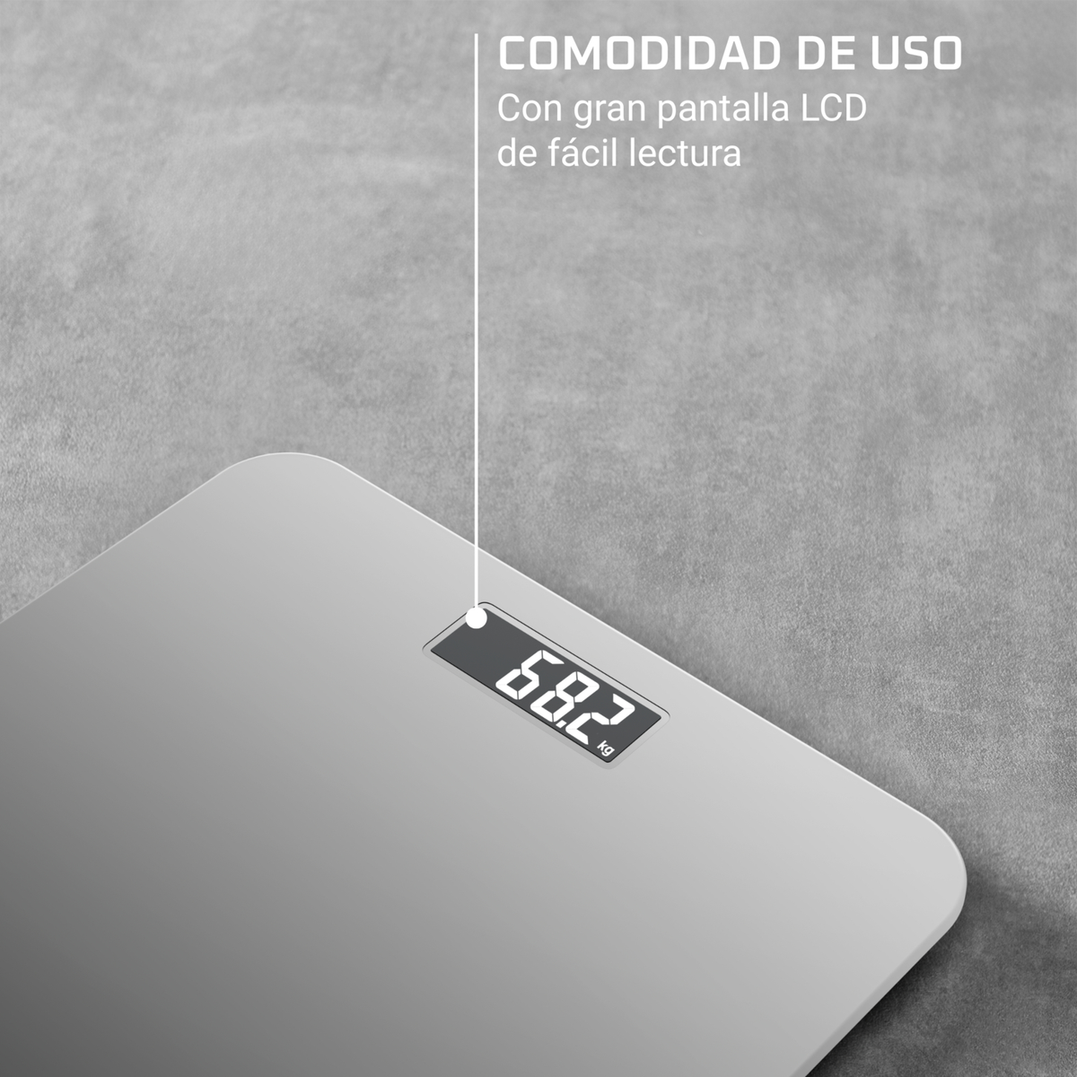 Una bilancia digitale grigia che mostra 68,2 kg, posizionata su una superficie grigia. Il testo in alto dice: COMODIDAD DE USO.