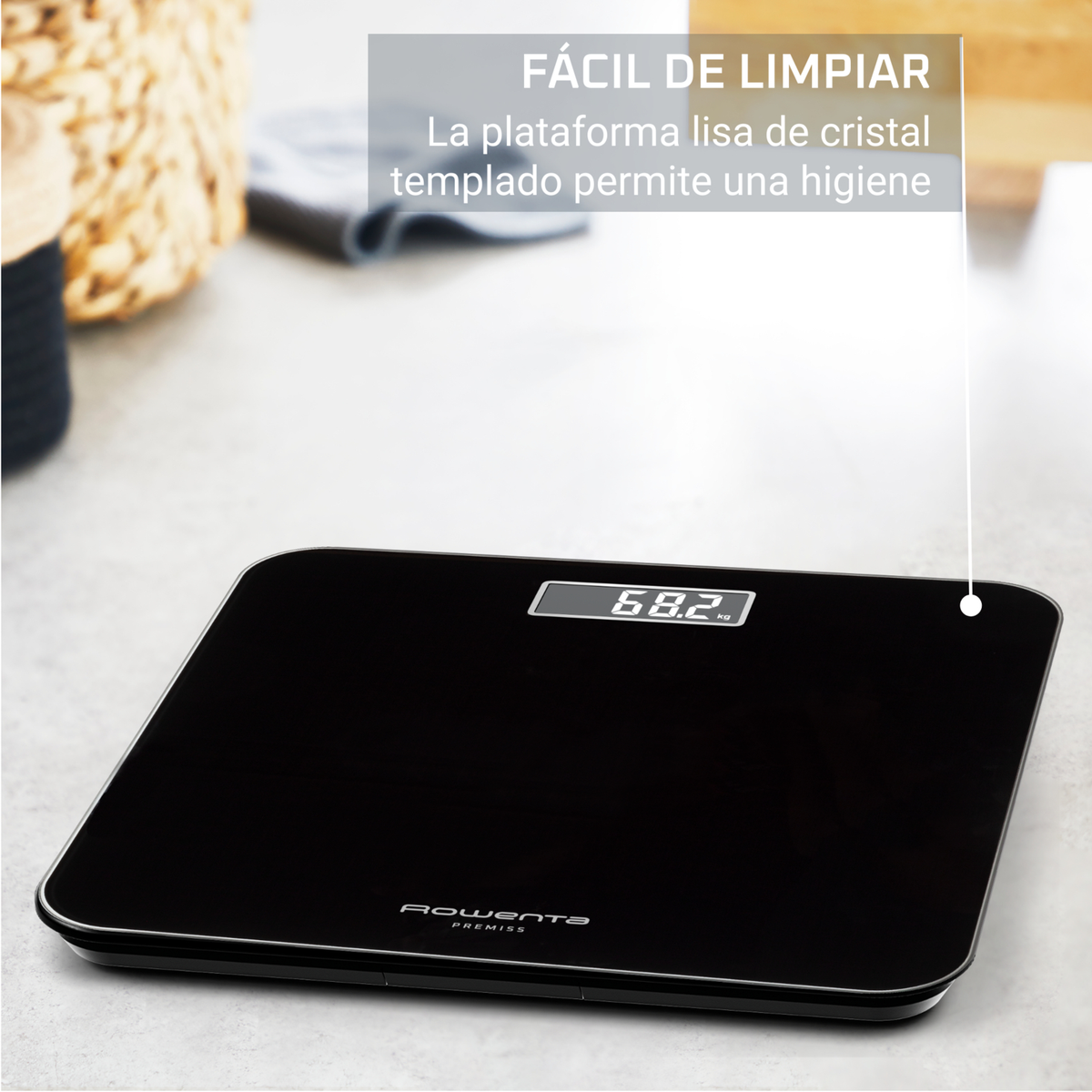 Eine schwarze digitale Personenwaage zeigt 68,2 kg an. Sie hat eine glatte Glasoberfläche. Ein geflochtener Korb und Text sind im Hintergrund.