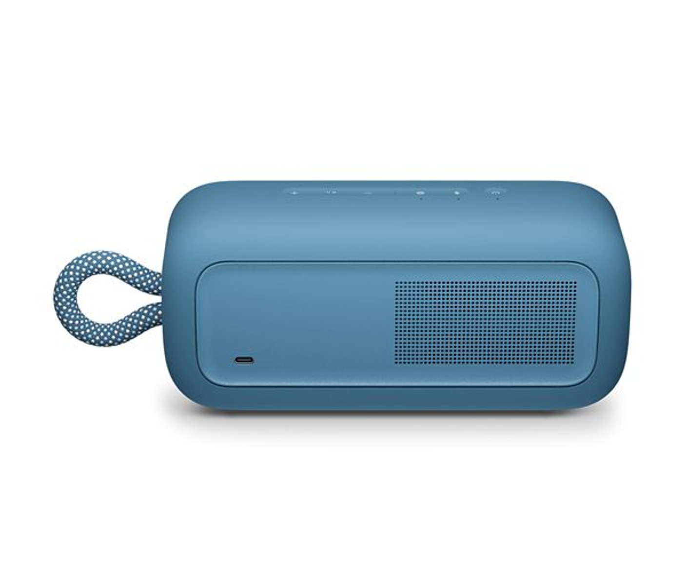 Un altavoz portátil azul con un asa punteada. Tiene una rejilla de altavoz en el lateral y un puerto de carga. El fondo es blanco.