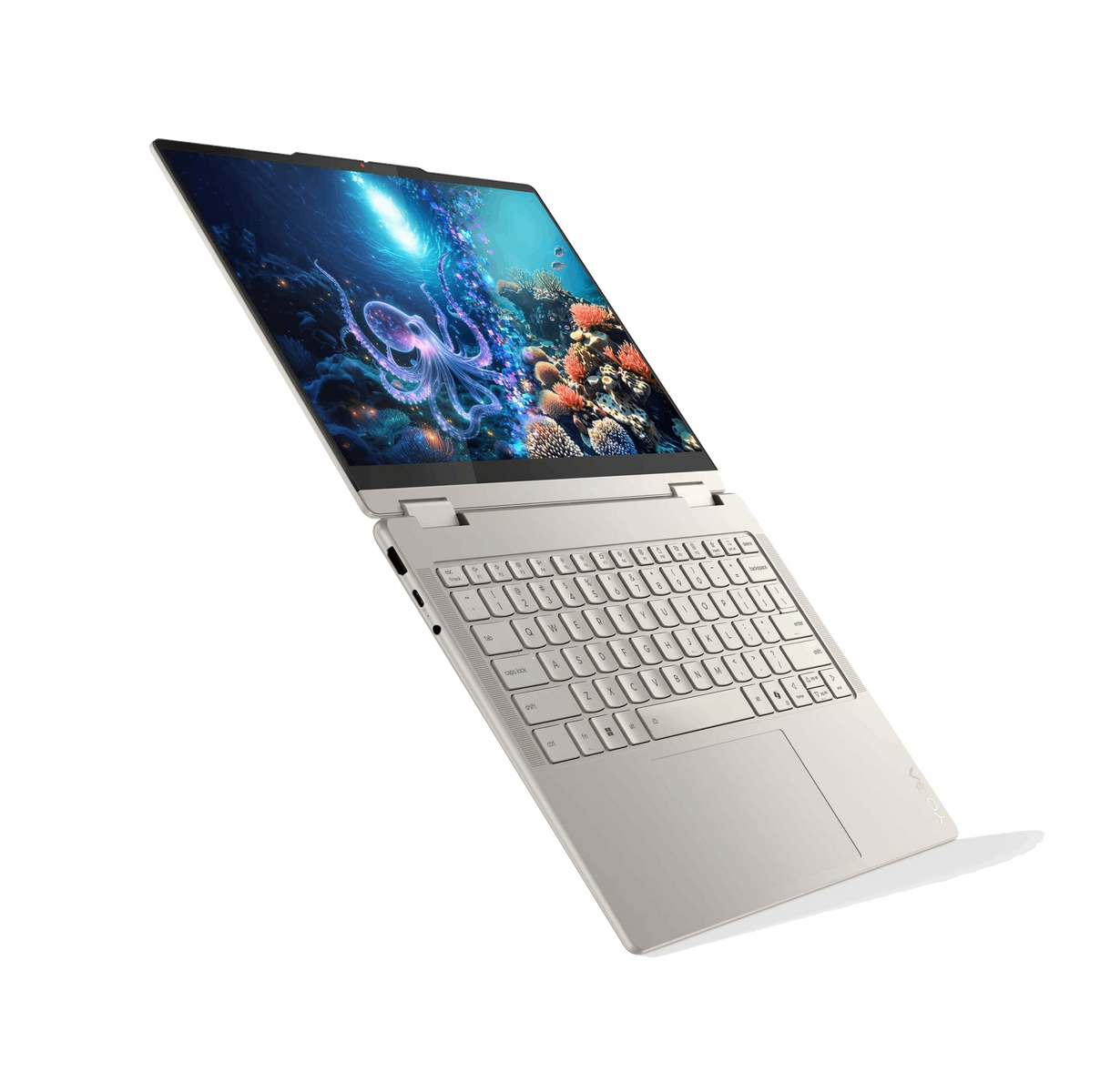 Un laptop argentato è aperto, mostrando una scena subacquea con un polpo. Il laptop è angolato su uno sfondo nero.