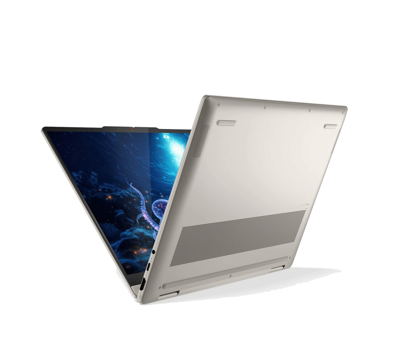 Un laptop aperto mostra una scena subacquea blu. Il laptop è argentato, con il retro rivolto verso l'osservatore.