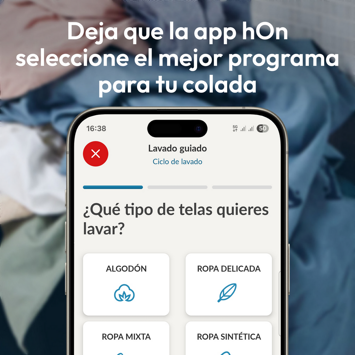 Ekran telefonu z aplikacją pralki. Opcje obejmują bawełnę, delikatne, mieszane i syntetyczne do prania z przewodnikiem.