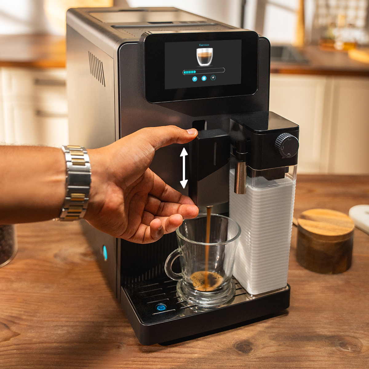 Una persona sta preparando l'espresso. La macchina del caffè versa il caffè in una tazza di vetro. Lo schermo mostra l'avanzamento dell'espresso.