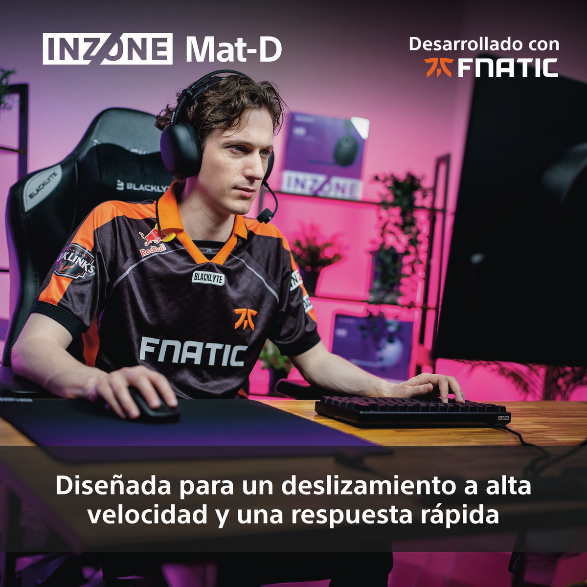 Un joueur portant un casque et un maillot avec le logo 'FNATIC', utilise une souris et un clavier. L'image promeut INZONE Mat-D avec FNATIC.