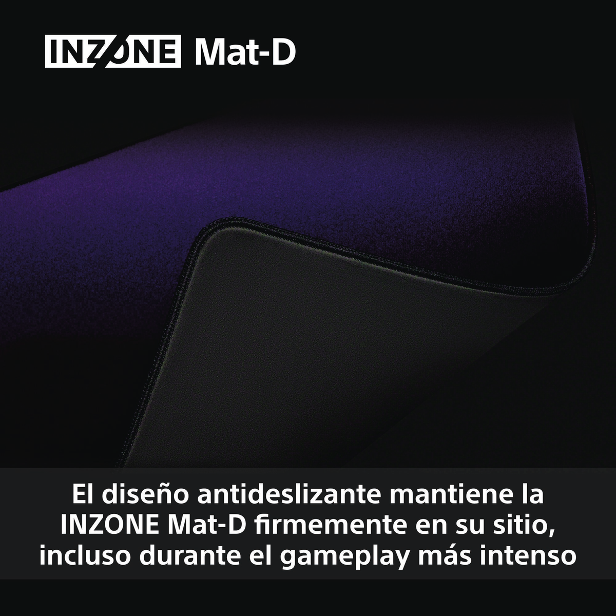 Gros plan sur un tapis de souris de jeu. Le dessus est violet foncé, le dessous noir et les bords sont cousus. La marque est INZONE.