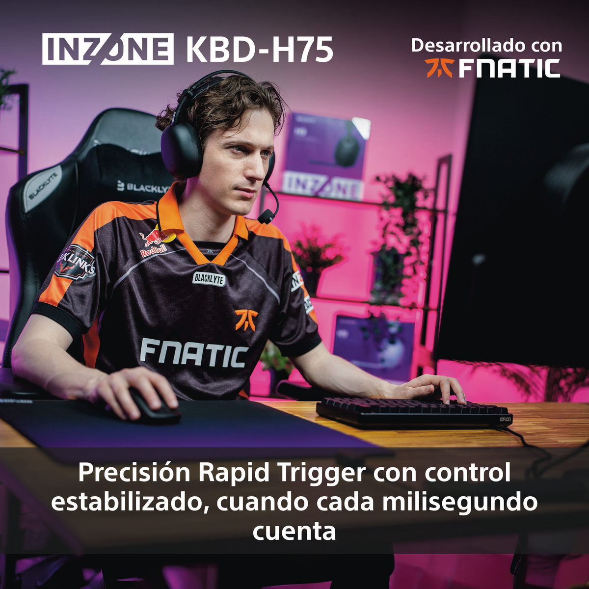 Ein Mann mit Headset und Gaming-Trikot sitzt vor Tastatur und Maus, das FNATIC-Logo ist sichtbar.