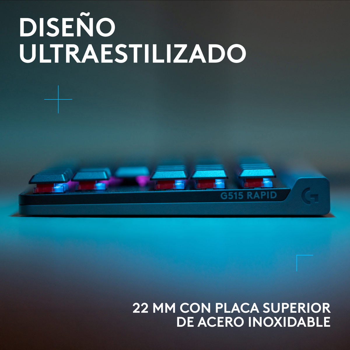 Primo piano di una tastiera G515 Rapid nera con tasti retroilluminati blu e rossi. Testo in spagnolo: Design ultra-stilizzato, piastra superiore in acciaio inox da 22 mm.