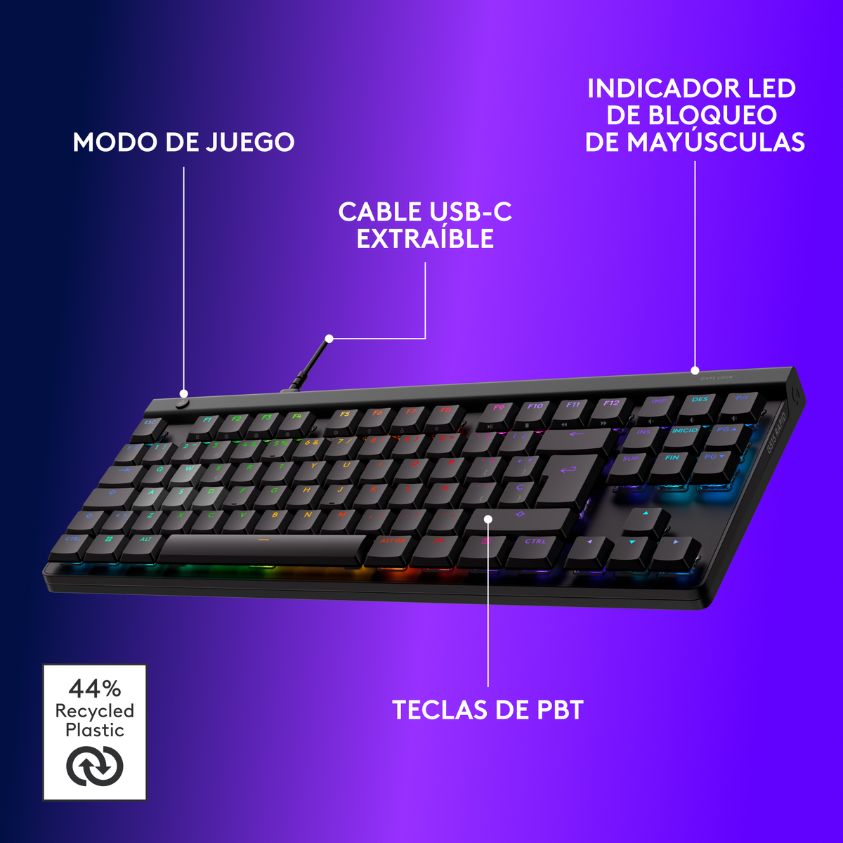 Tastiera nera con tasti arcobaleno. Cavo USB-C, caratteristiche evidenziate con testo. 44% plastica riciclata.
