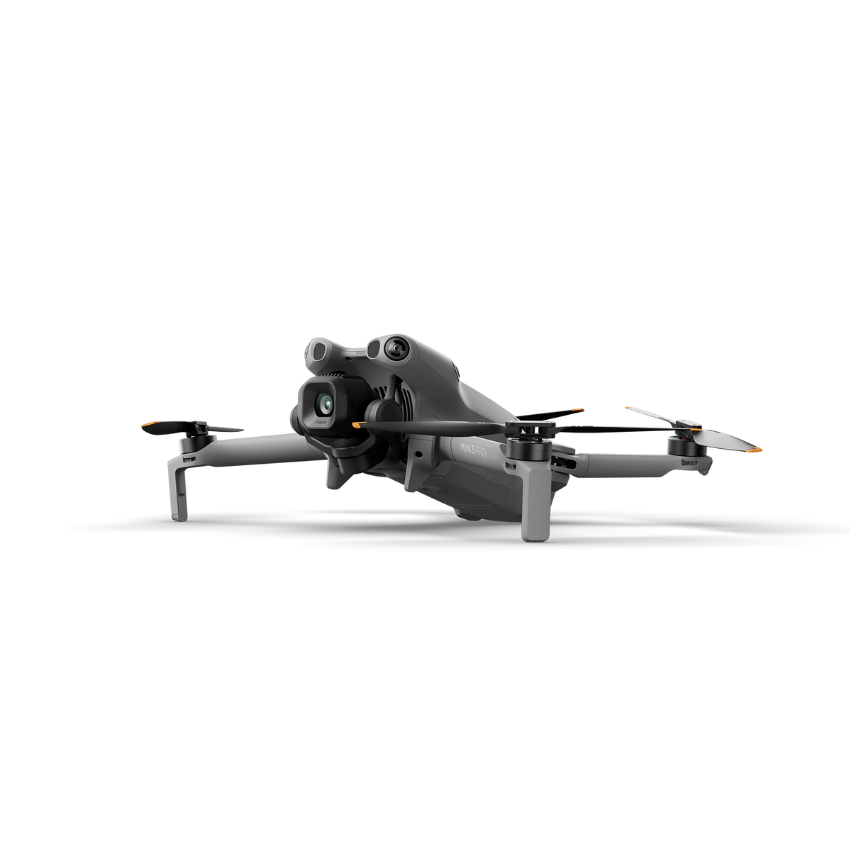 Un dron gris DJI Mini 3 Pro sobre un fondo negro. Cuenta con cámara, hélices y tren de aterrizaje.