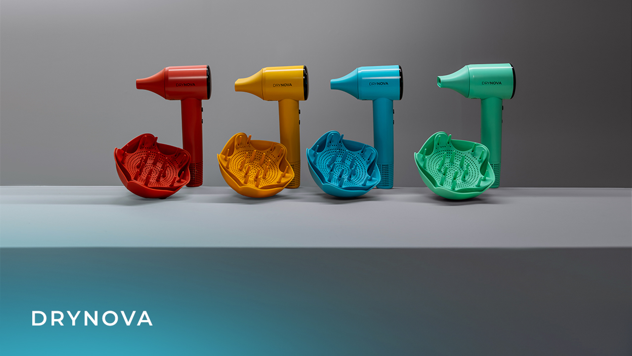 Quattro asciugacapelli colorati con diffusori. Rosso, giallo, blu e verde. Ogni asciugacapelli ha un diffusore abbinato. Lo sfondo è sfumato.