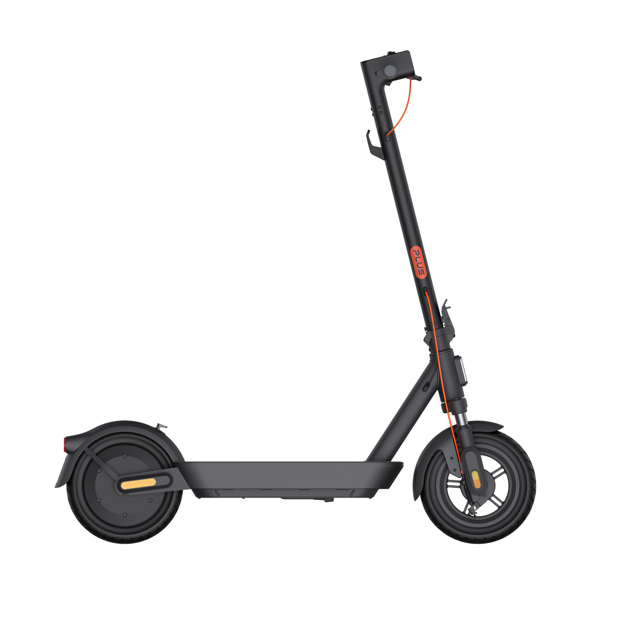 Patinete eléctrico negro con detalles naranjas, sobre fondo negro. Cuenta con manillar, ruedas y el logo "PLUS" en el mástil.