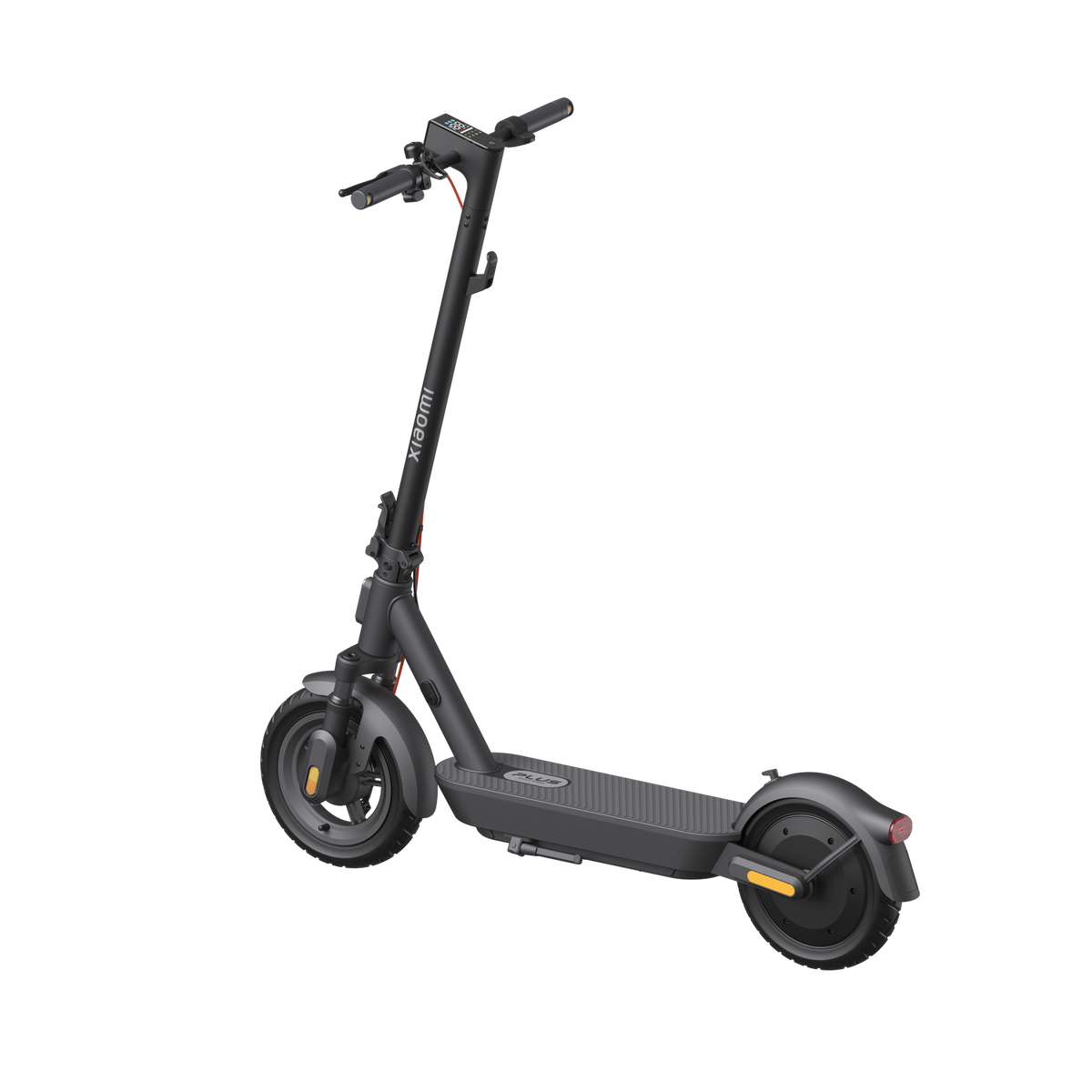 Un patinete eléctrico Xiaomi negro sobre un fondo negro. Tiene pantalla, manillar y ruedas con reflectores naranjas.