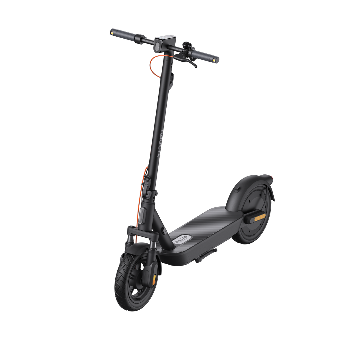 Un patinete eléctrico negro sobre fondo negro. Tiene cable y detalles en naranja. El patinete está inclinado hacia el espectador.