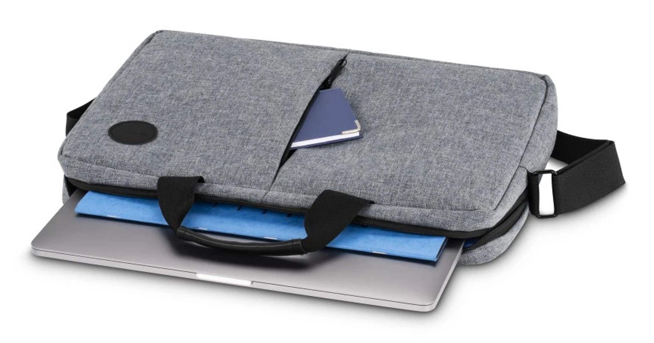 Szara torba na laptopa z czarnym uchwytem i paskiem. W torbie znajduje się laptop, niebieska teczka i notatnik.