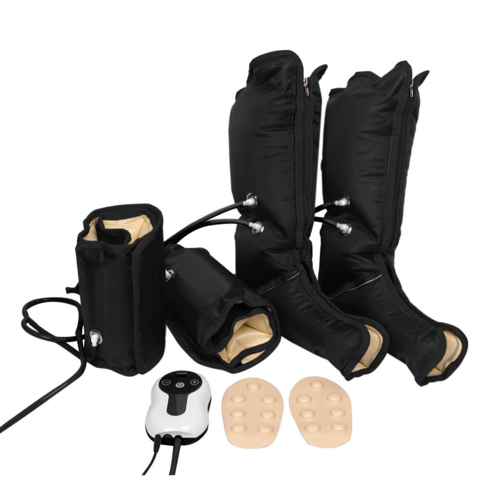 Un juego de masajeador de piernas con mangas negras, una unidad de control y dos almohadillas beige para los pies. Las mangas están conectadas.