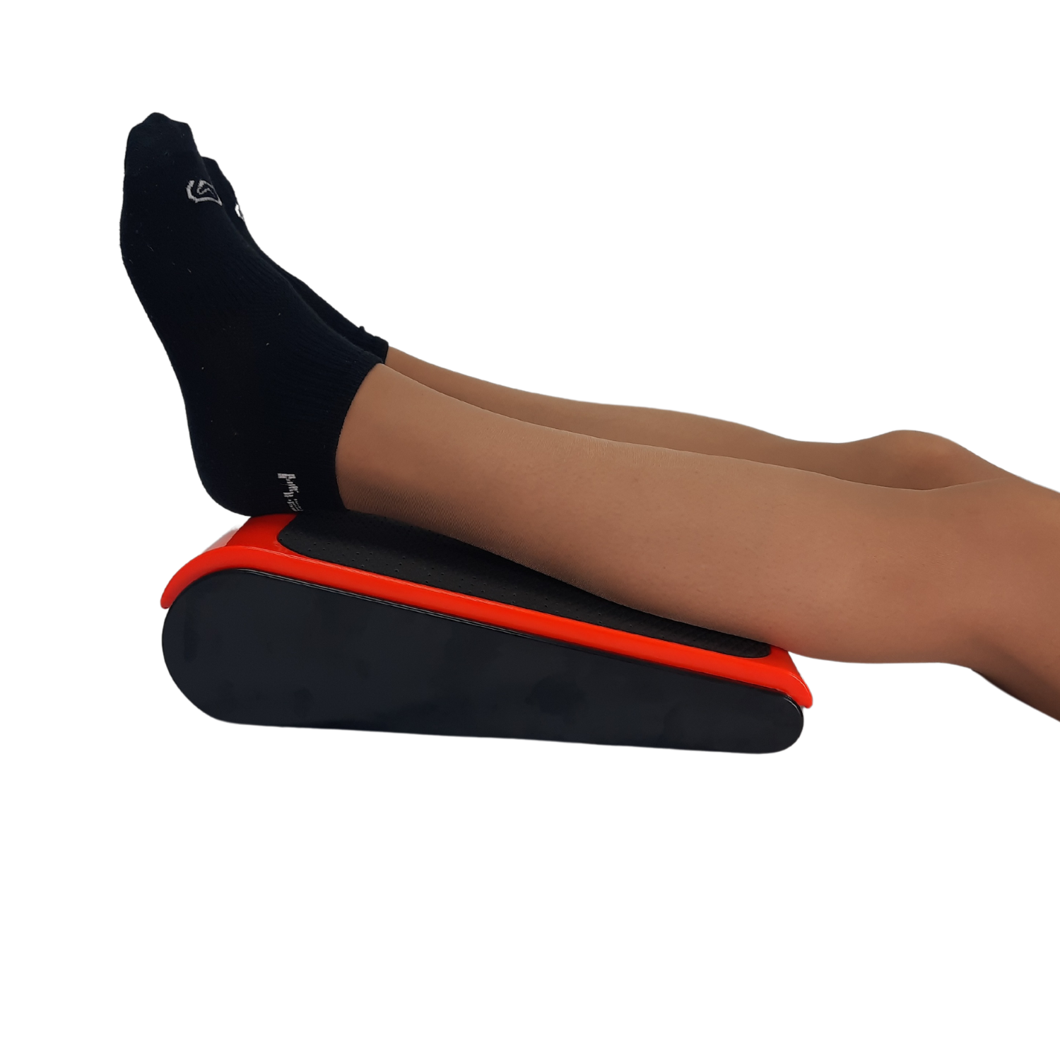 Piernas con calcetín negro sobre un stepper rojo y negro. Las piernas descansan, el fondo es blanco.