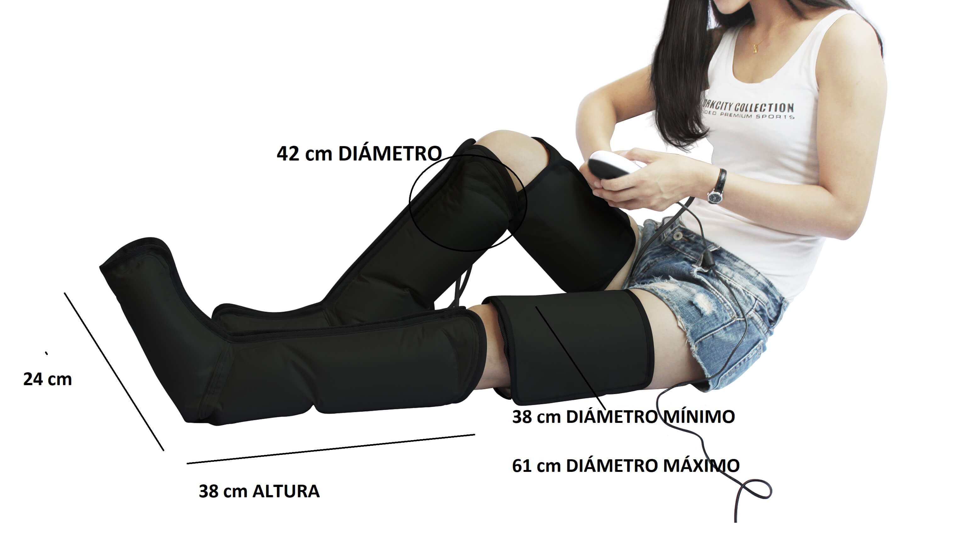 Mujer con camiseta sin mangas blanca y pantalones cortos de mezclilla, usando un dispositivo de compresión de piernas. Medidas mostradas.