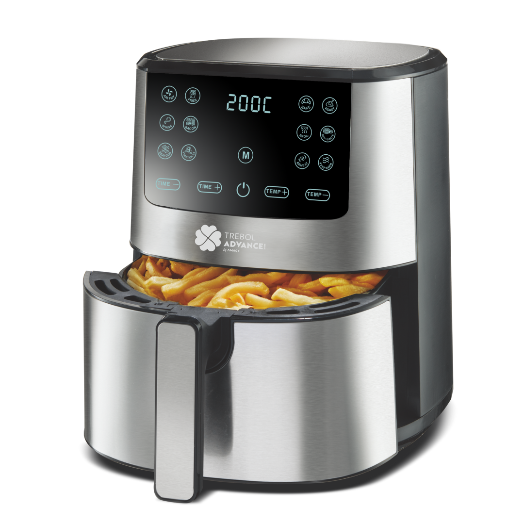 Una freidora de aire plateada con una pantalla digital que muestra 200C. La cesta está abierta y llena de patatas fritas doradas.
