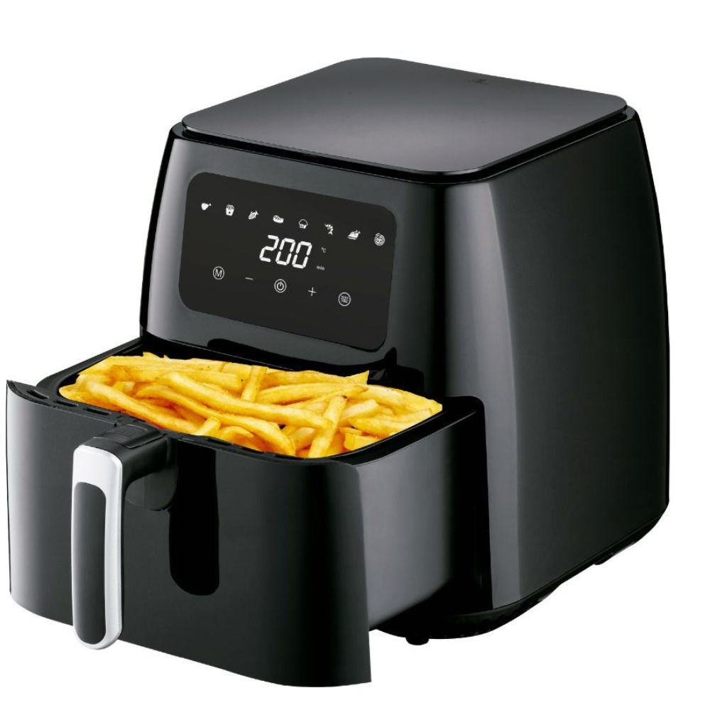 Una freidora de aire negra con patatas fritas dentro. La pantalla muestra 200. El asa es blanca. El fondo es blanco.