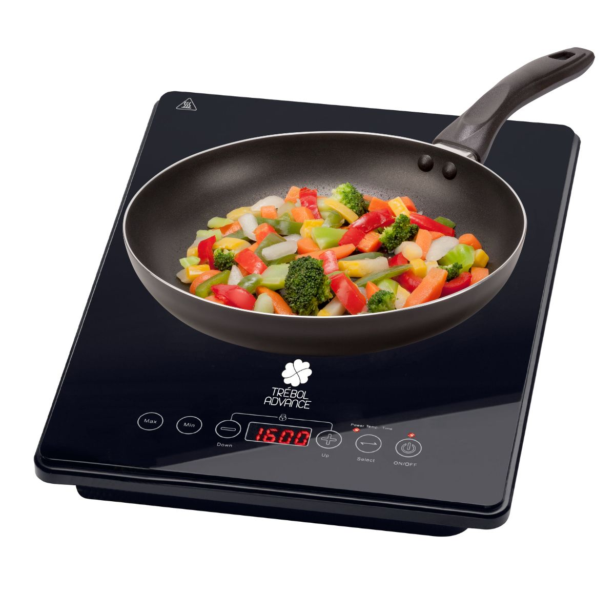 Una sartén con verduras coloridas está sobre una placa de inducción negra. La placa tiene botones de control y una pantalla digital.