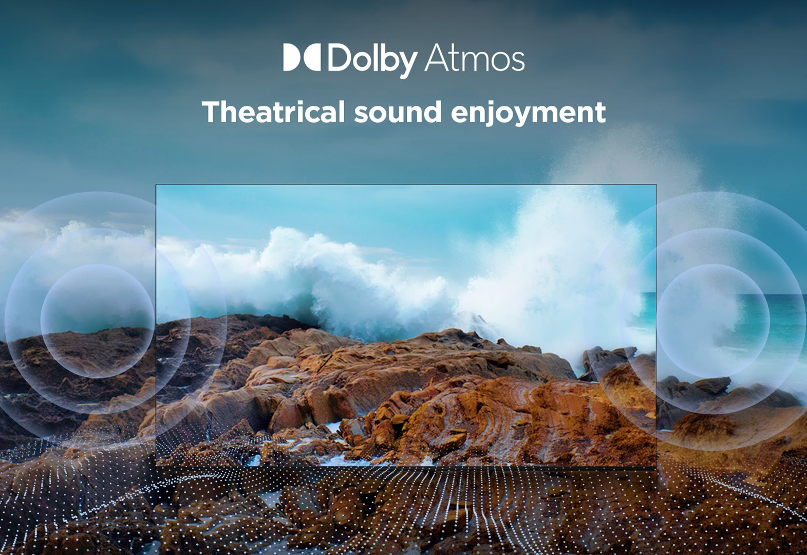 Obraz przedstawia skaliste wybrzeże z falami. Niebo jest niebieskie. Logo Dolby Atmos i tekst na górze.