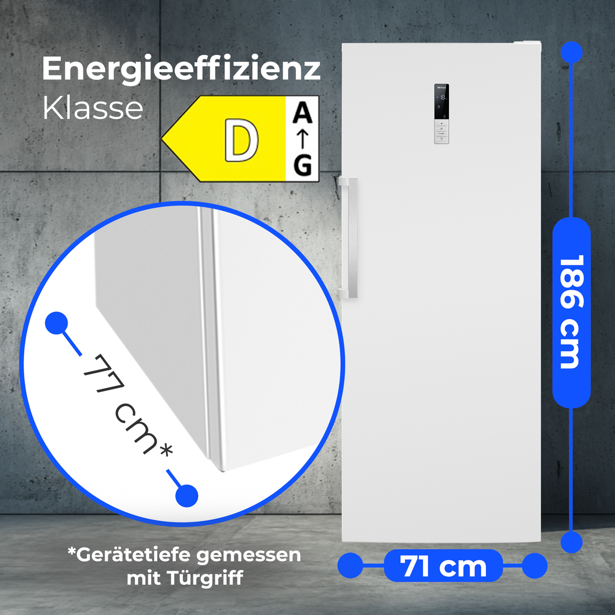 Weißer Kühlschrank mit Energieeffizienzlabel, Maße in cm, auf grauem Betonhintergrund.