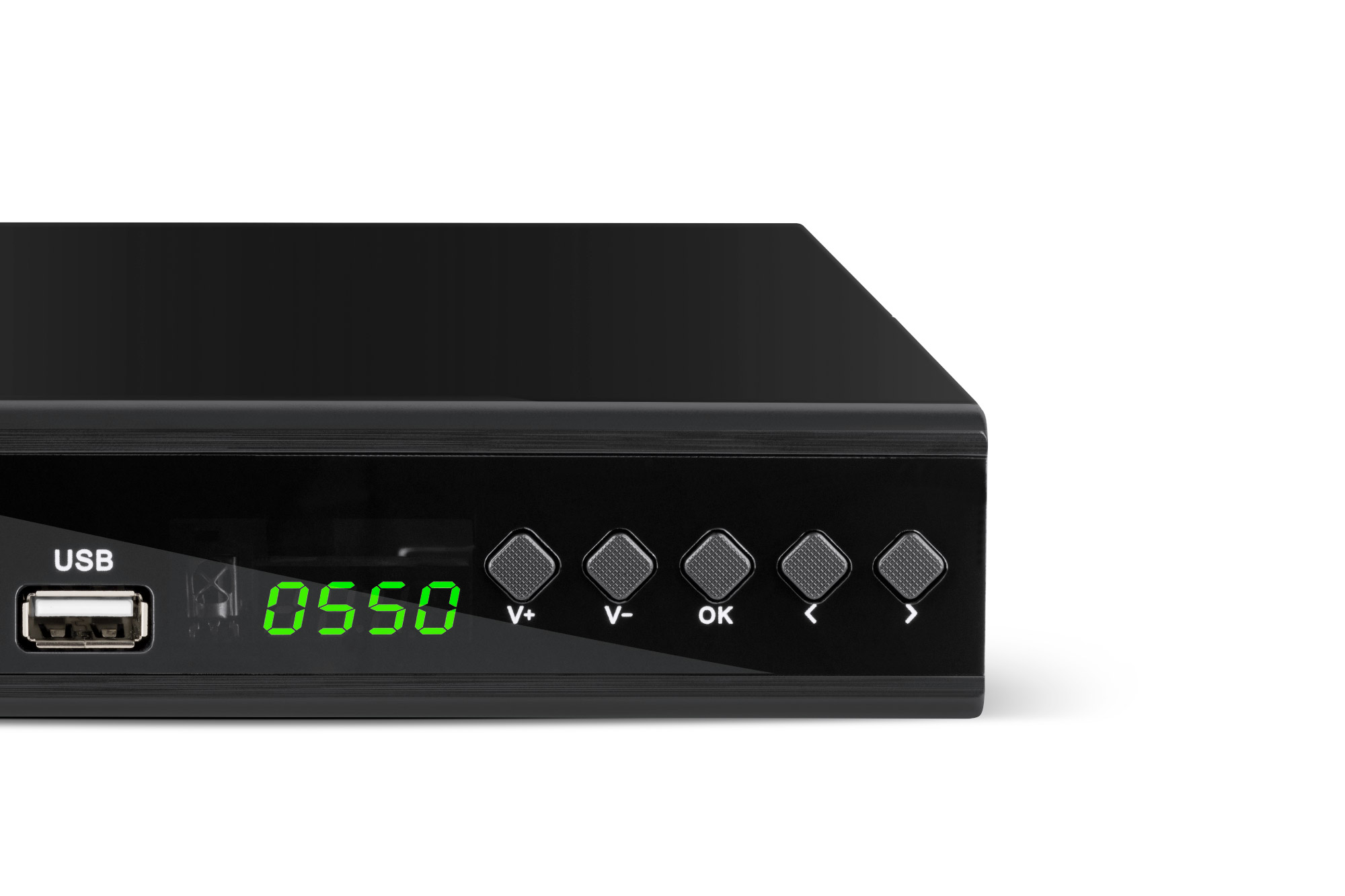 Czarny dekoder z zielonym wyświetlaczem '0550'. Posiada przyciski głośności, OK i nawigacji. Widoczny port USB.