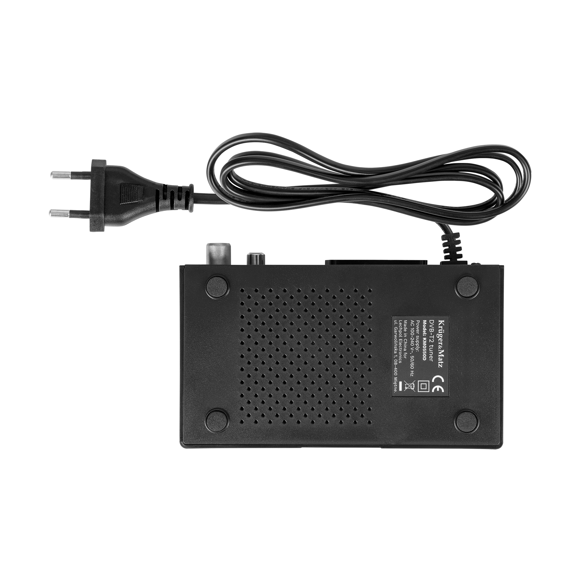 Czarny tuner DVB-T2 z kablem zasilającym i wtyczką na białym tle, widok z góry. Marka to Krüger&Matz.