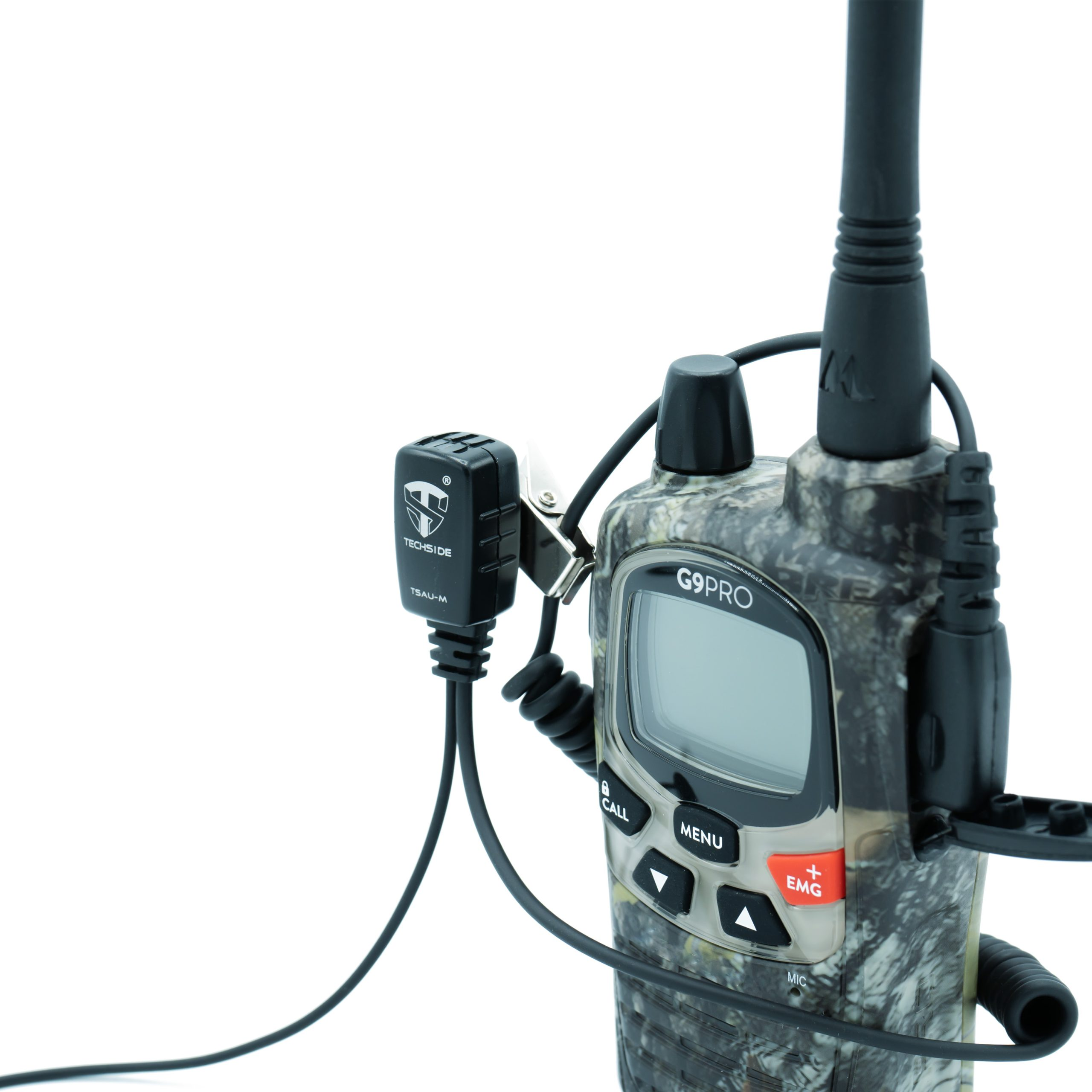Un walkie-talkie con design mimetico, microfono collegato e antenna. Ha pulsanti e uno schermo, su sfondo bianco.