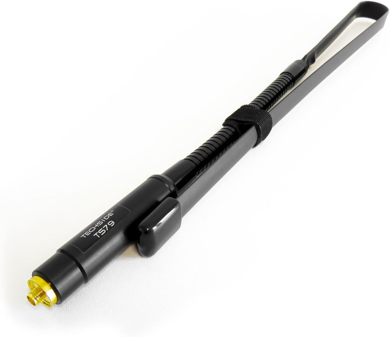 Un'antenna nera Techside TS79 giace su una superficie bianca. Ha una sezione flessibile e scanalata e un anello in alto.