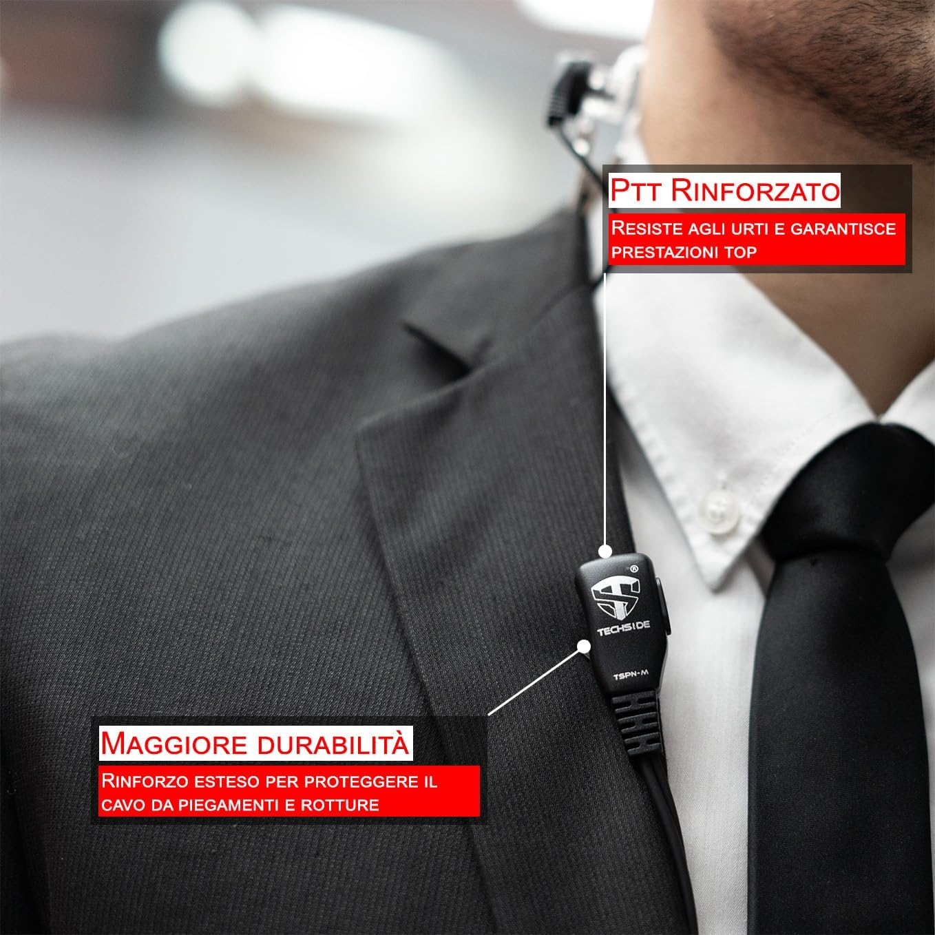 Una persona in giacca e cravatta nera. Un dispositivo Techside è attaccato alla giacca. Il testo evidenzia durata e prestazioni.