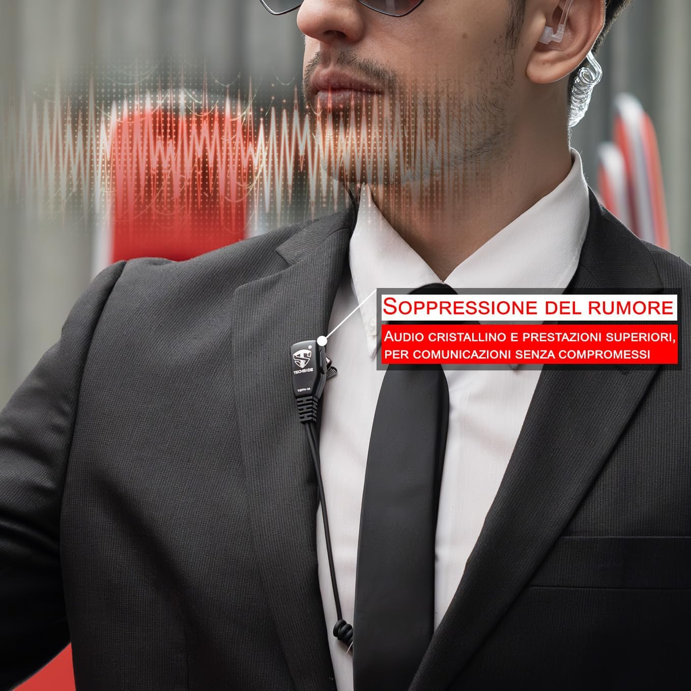 Uomo in giacca con auricolare e microfono, testo sulla soppressione del rumore. Logo Techside. Grafica a linee rosse.