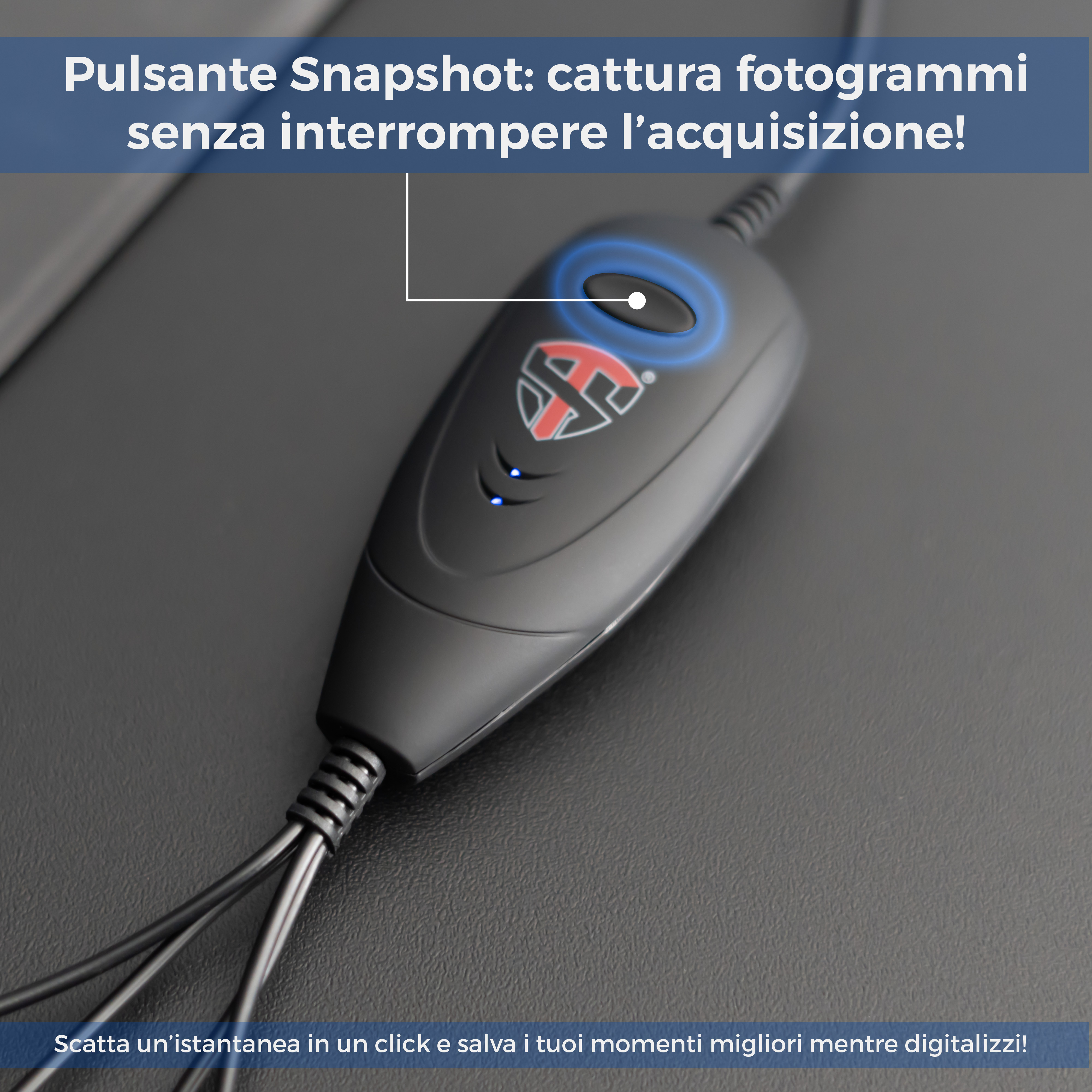 Dispositivo nero con logo e luce blu. Testo in italiano: 'Pulsante istantanea: cattura fotogrammi'.