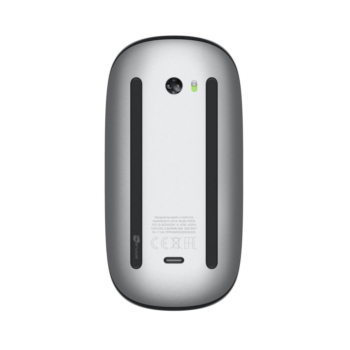 Spód srebrnej myszy Apple Magic Mouse. Ma czarne szyny, przycisk zasilania i wydrukowane informacje regulacyjne.