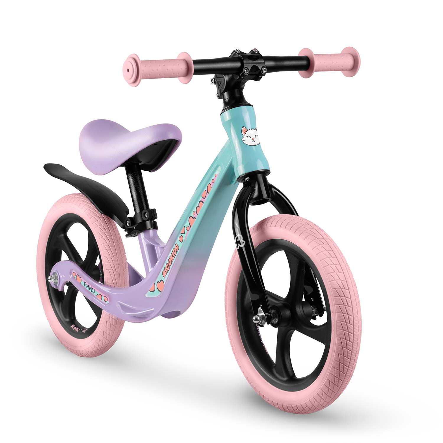 Rowerek biegowy dla dzieci, w różowo-fioletowej kolorystyce. Posiada różowe opony, fioletowe siodełko i grafikę kota na ramie.
