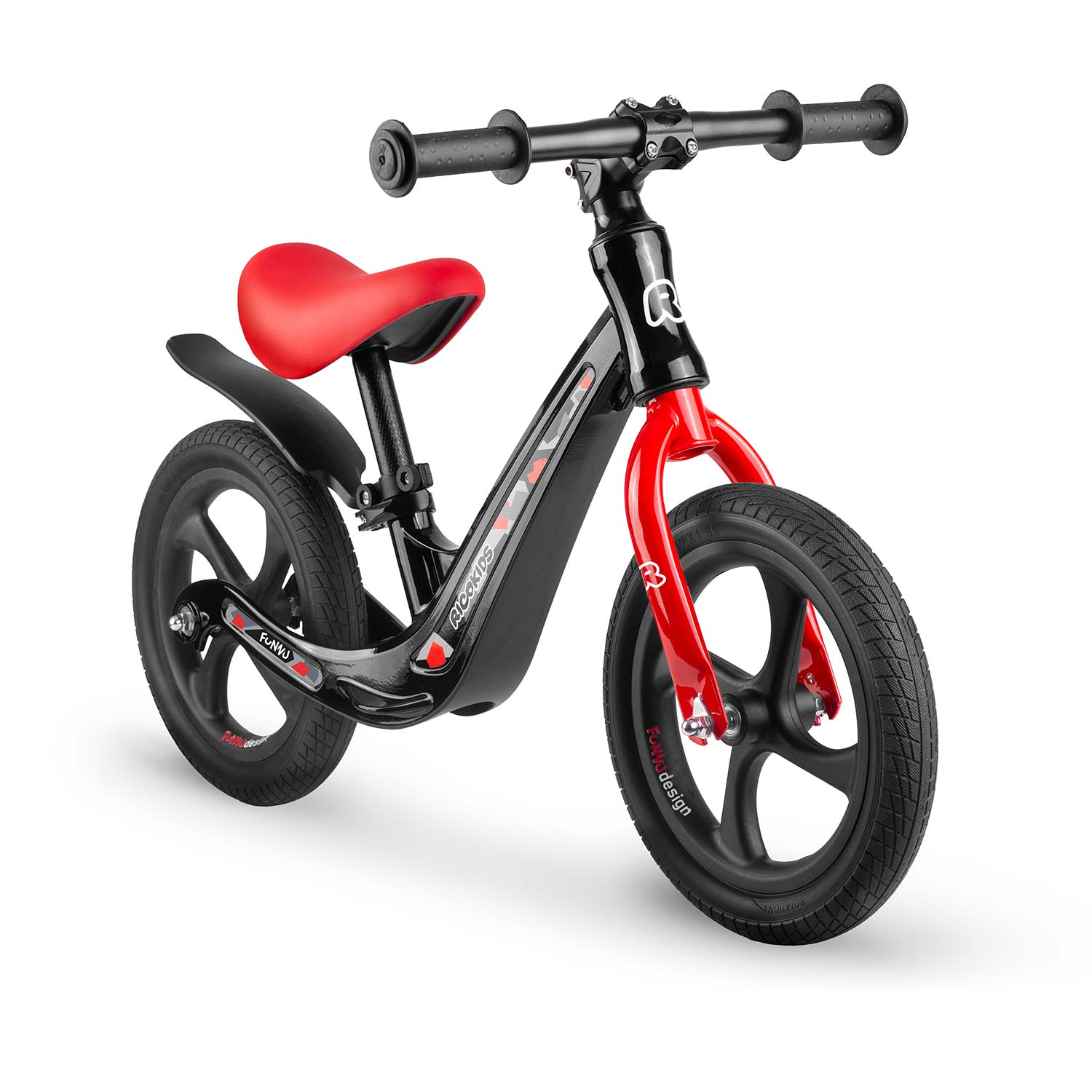 Czarno-czerwony rowerek biegowy. Ma czerwone siedzenie, czerwony widelec przedni i czarne koła. Kierownica jest czarna.