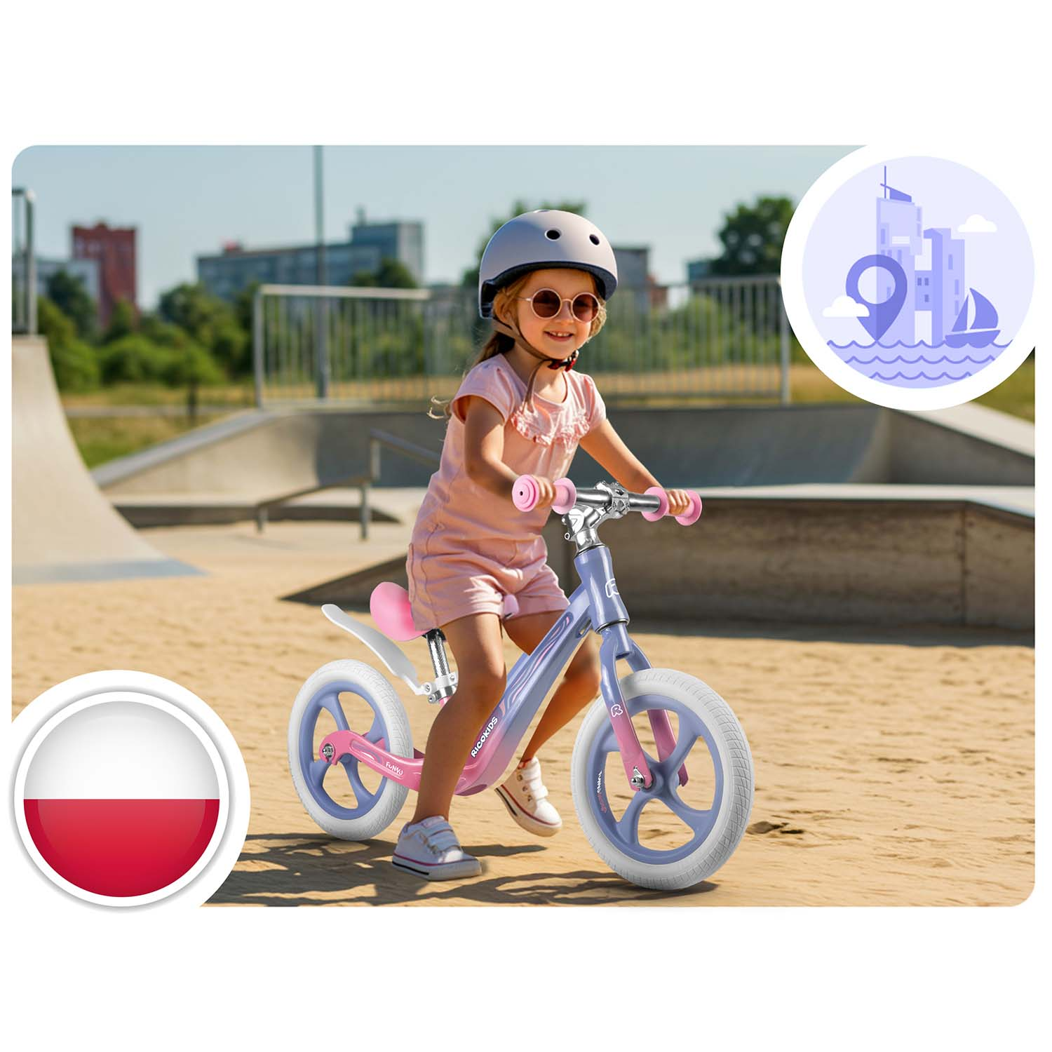 Dziewczyna na różowo-niebieskim rowerze biegowym ma kask i okulary przeciwsłoneczne. W tle skatepark i budynki.