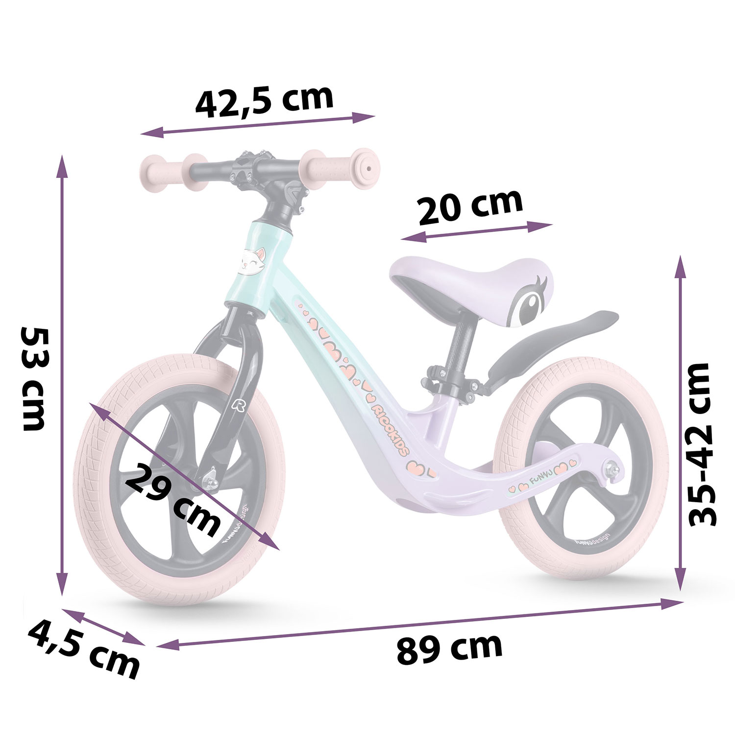 Rowerek biegowy dla dziecka, miętowy i fioletowy, z różowymi kołami. Wymiary w cm są oznaczone na rowerku, w tym wysokość i długość.