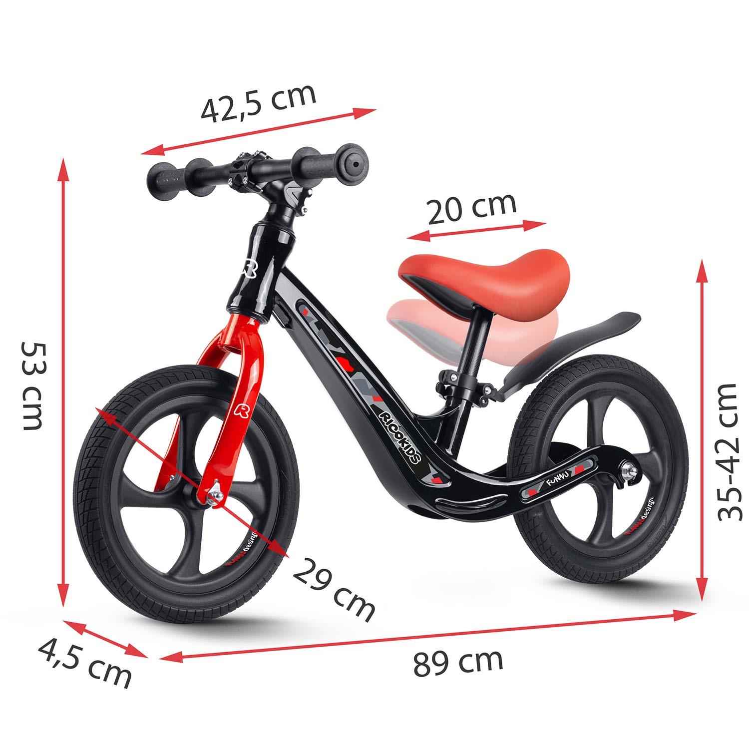 Czarny i czerwony rowerek biegowy z oznaczonymi wymiarami. Posiada czerwone siodełko, widelec i czarne opony. Wymiary są wskazane.
