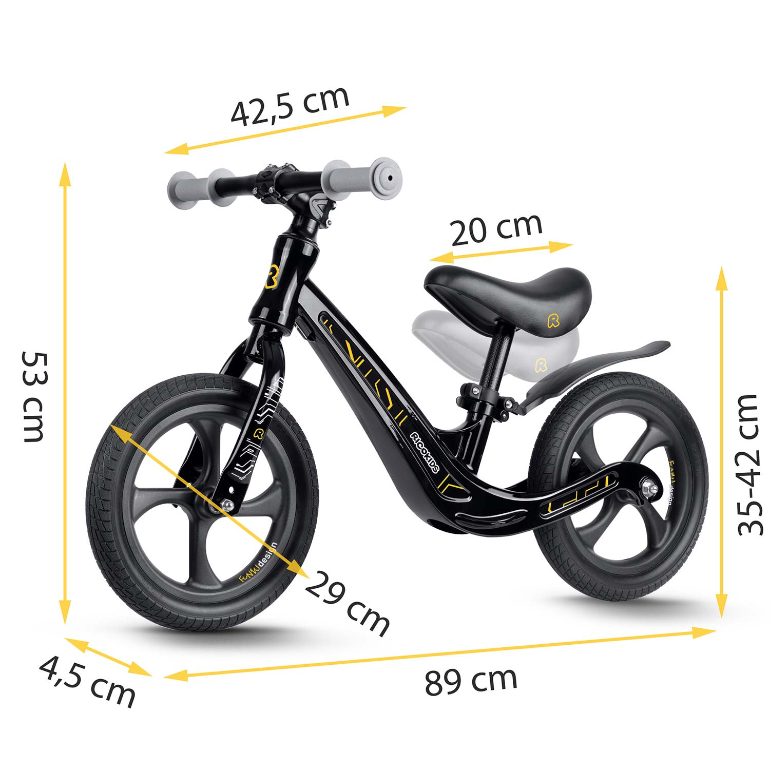 Czarny rowerek biegowy z oznaczonymi wymiarami. Rower ma szarą kierownicę, czarne siodełko i czarne koła. Tło jest białe.