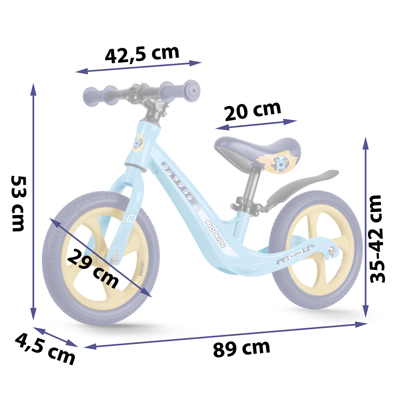 Jasnoniebieski rowerek biegowy z żółtymi kołami i psem na siedzeniu. Wymiary są wskazane na zdjęciu. Rower jest na białym tle.