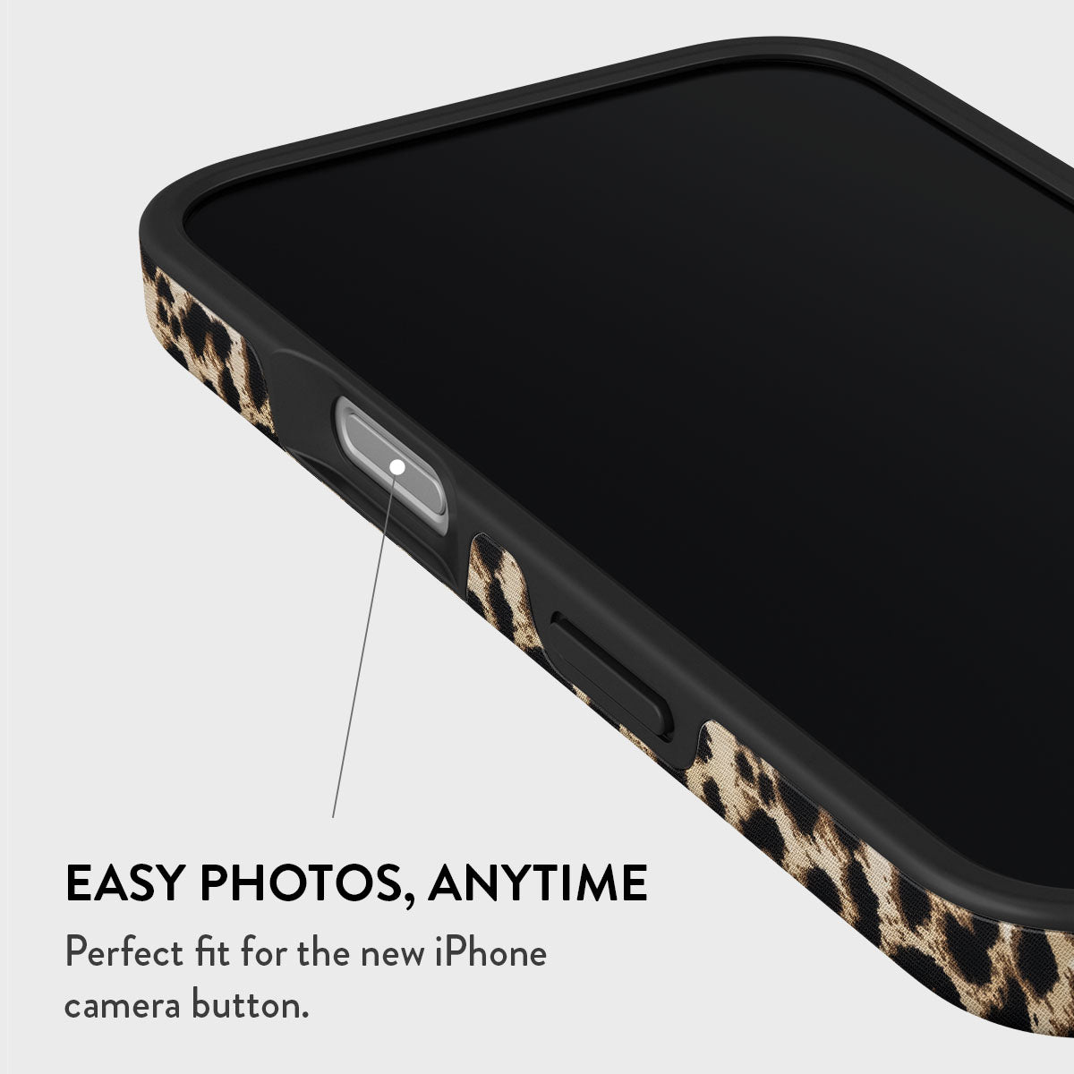 Gros plan sur une coque de téléphone noire avec un motif léopard. La coque a un cadre noir et un bouton de caméra.